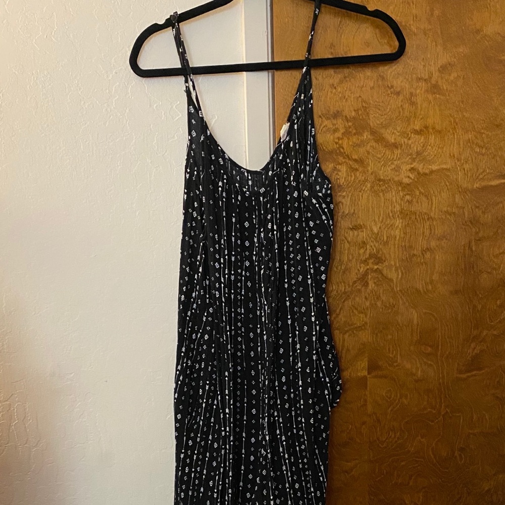 Black with white arrows. Romper.
